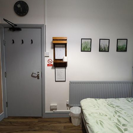 R3 - Cozy Small Double - City & Beach Access, Wifi, Free Parking - Self Catering Swansea Buitenkant foto