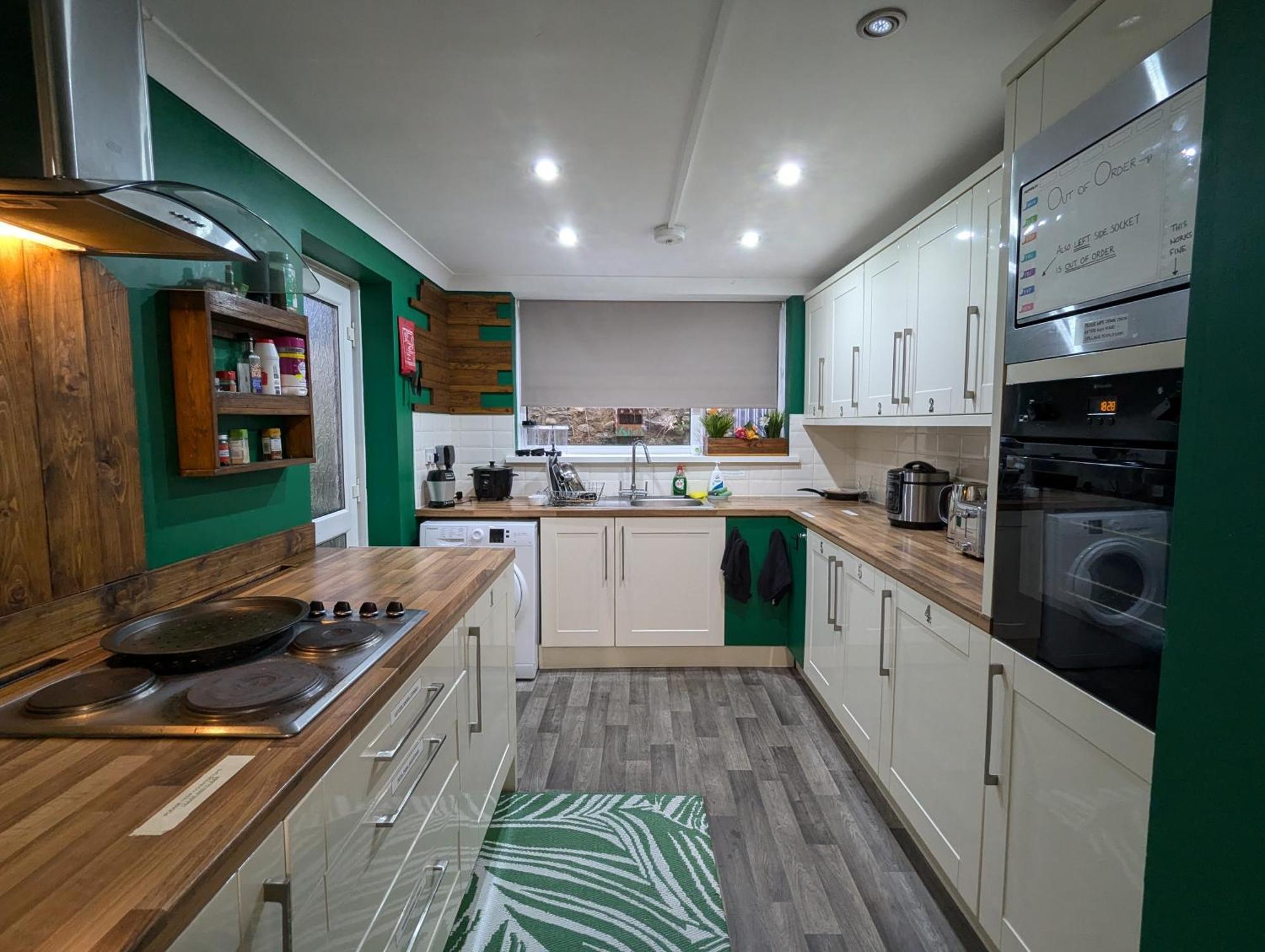 R3 - Cozy Small Double - City & Beach Access, Wifi, Free Parking - Self Catering Swansea Buitenkant foto
