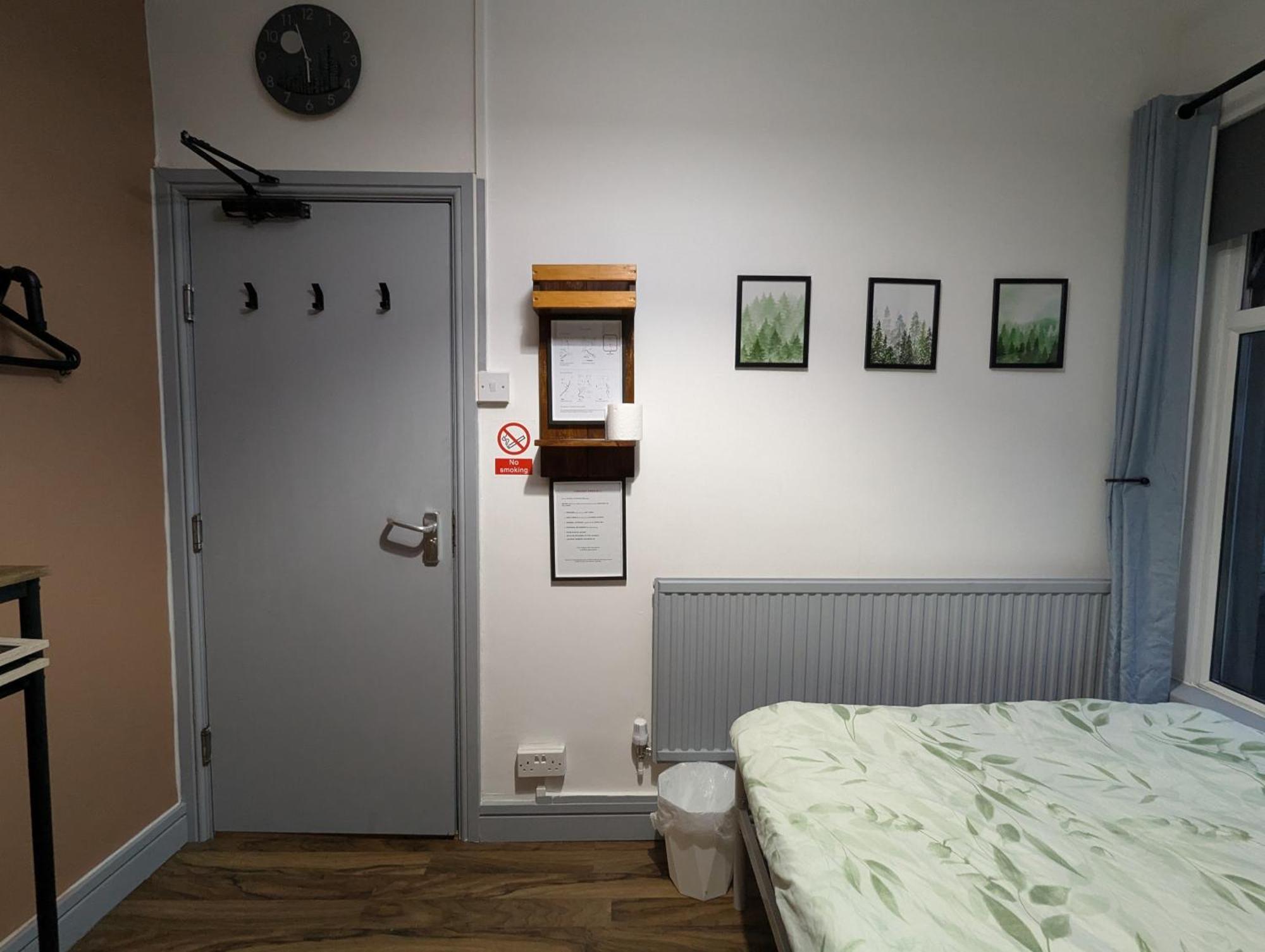 R3 - Cozy Small Double - City & Beach Access, Wifi, Free Parking - Self Catering Swansea Buitenkant foto