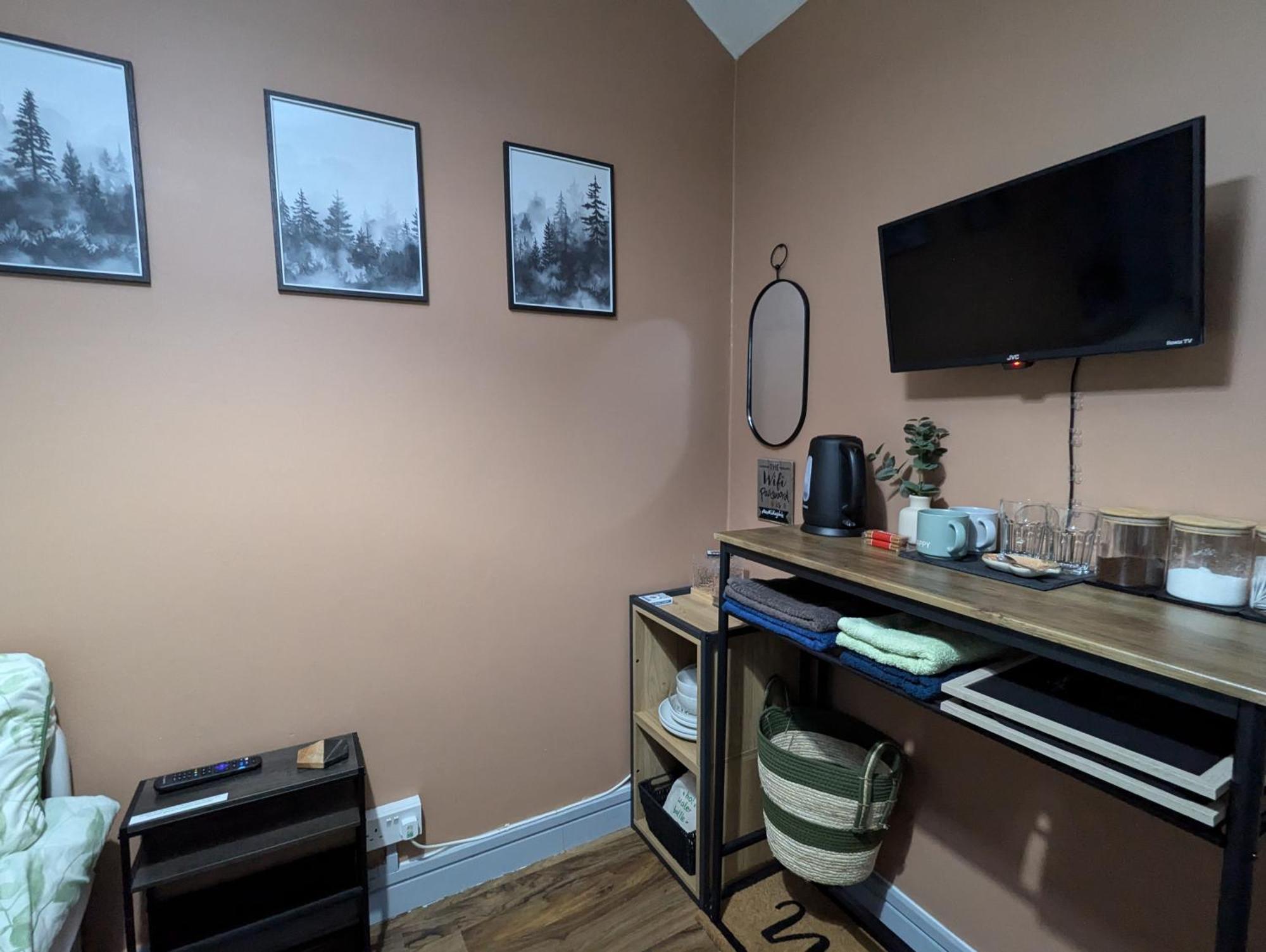R3 - Cozy Small Double - City & Beach Access, Wifi, Free Parking - Self Catering Swansea Buitenkant foto