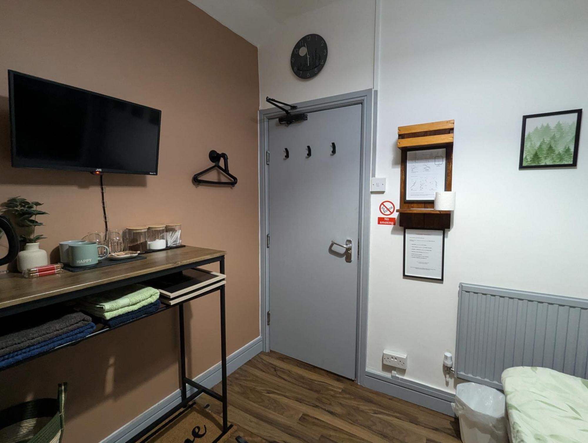 R3 - Cozy Small Double - City & Beach Access, Wifi, Free Parking - Self Catering Swansea Buitenkant foto