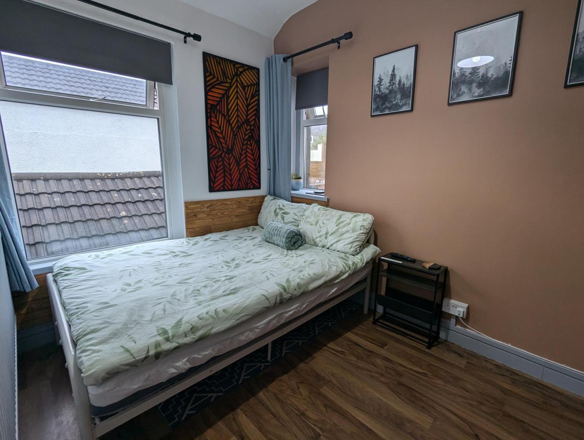 R3 - Cozy Small Double - City & Beach Access, Wifi, Free Parking - Self Catering Swansea Buitenkant foto