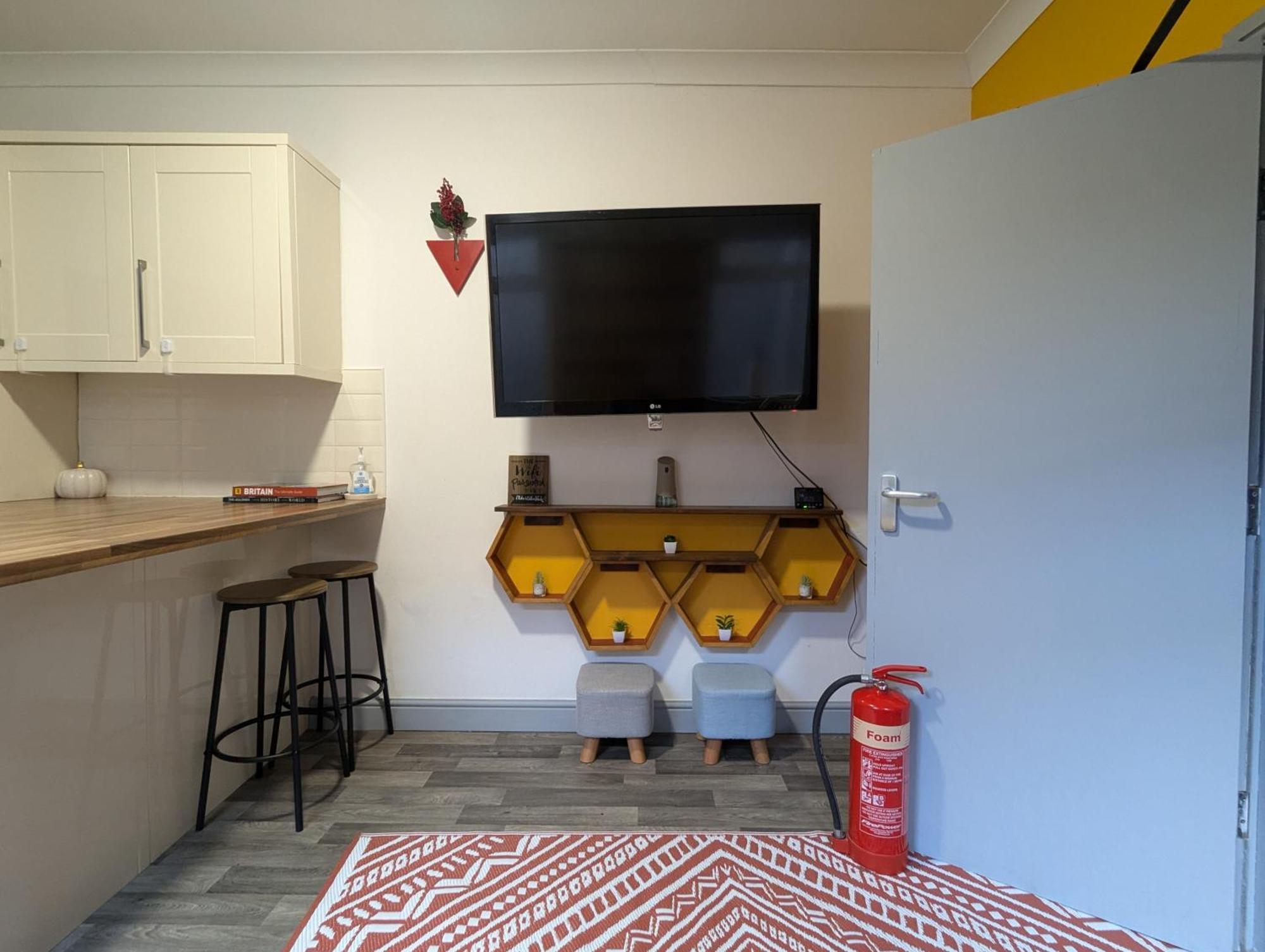R3 - Cozy Small Double - City & Beach Access, Wifi, Free Parking - Self Catering Swansea Buitenkant foto