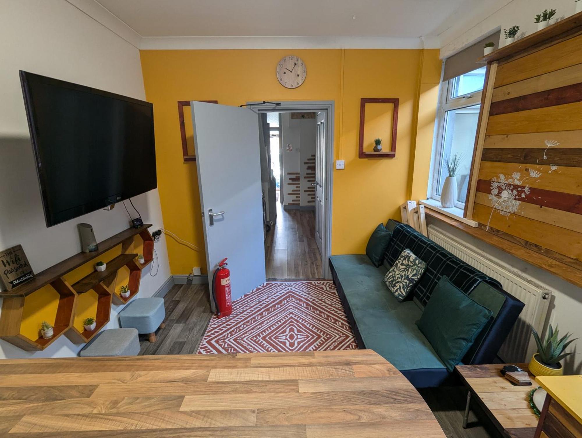 R3 - Cozy Small Double - City & Beach Access, Wifi, Free Parking - Self Catering Swansea Buitenkant foto